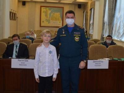 Школьник в Волгодонске спас на пожаре себя и сестру, его наградили медалью МЧС