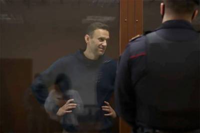 Ветеран в суде потребовал извинений от Навального