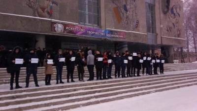 В Ульяновске студенты колледжа вышли на акцию в поддержку Путина