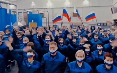 В Барнауле рабочие завода АТИ станцевали в поддержку Путина. В соцсетях стартовал флэшмоб