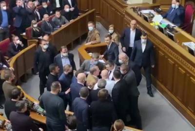 Потасовка в Раде. Депутат Лозинский призвал не пускать в Раду журналистов заблокированных телеканалов