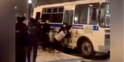 «Беспощадный русский бунт»: в РФ задержанных протестующих заставили толкать заглохший автозак — видео