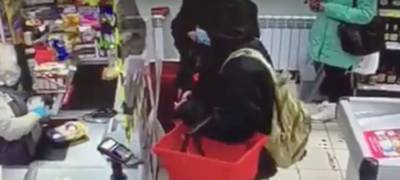 Мужчина в камуфляжных штанах подозревается в хищении денег в Петрозаводске (ВИДЕО)