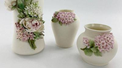Фарфор, который делают в России: вазы с налепными цветами