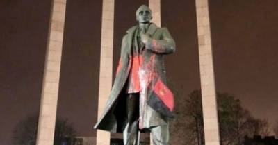 Памятник Бандере во Львове залили красной краской