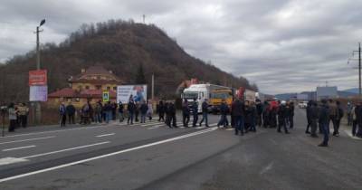 Протесты на Закарпатье: активисты перекрыли две трассы (фото, видео) (4 фото)