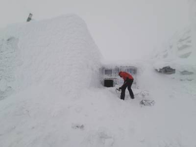 В горах объявили чрезвычайную снеголавинную опасность: впечатляющие снимки снега Карпат