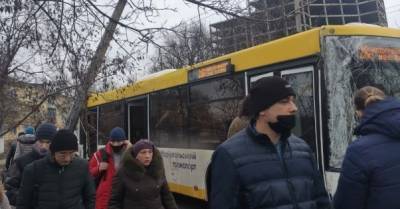 В Мариуполе городской автобус врезался в столб (ФОТО, ВИДЕО)
