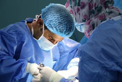 Киевские врачи впервые самостоятельно заменили аортальный клапан уникальным способом: детали