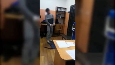 Видео из Сети. Сибиряк под "синтетикой" танцевал в отделе полиции