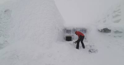 Спасательную станцию на горе Поп Иван завалило снегом: чрезвычайники показали, как копают туннели (фото)