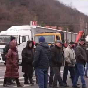 Тарифный протест в Мукачево: перекрыта трасса Киев-Чоп. Видео