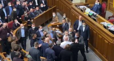 В украинском парламенте очередная потасовка: Депутат от «Голоса» подрался с коллегами из ОПЗЖ