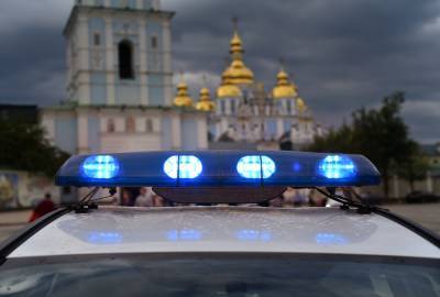 В Киеве трактор протаранил авто полиции