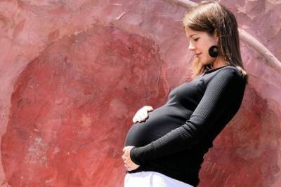 Минздрав РТ не советует прививаться от COVID беременным и кормящим матерям