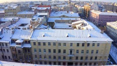 Коммунальщики Васильевского острова не успевают очищать крыши от снега