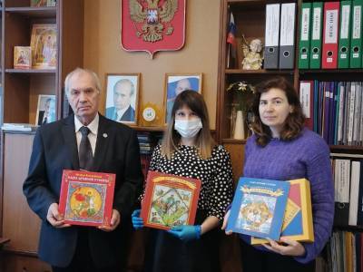 Особенные книги в подарок от ульяновских нотариусов получили еще три специализированных учреждения для слабовидящих детей