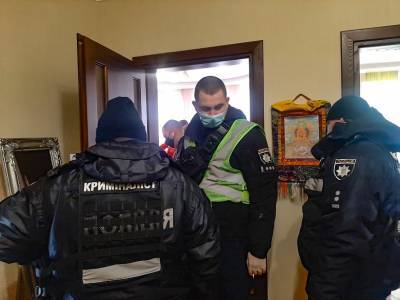 В Киеве мужчина зарезал жену и пытался сбежать