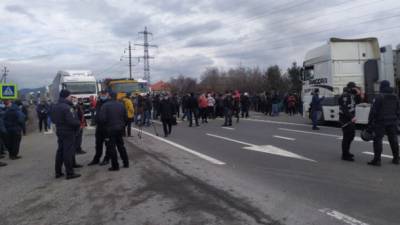 Тарифные протесты: жители Мукачево перекрывали трассу Киев-Чоп