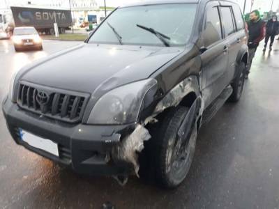 На трассе Киев – Чоп водитель Toyota сбил пешехода и он улетел в грузовик – фото