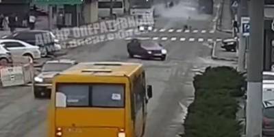 В Днепре на перекрестке проспекта Слобожанского и улицы Калиновой загорелся автобус с пассажирами, видео - ТЕЛЕГРАФ