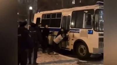 В России задержанных протестующих заставили толкать автозак, потому что он заглох: видео