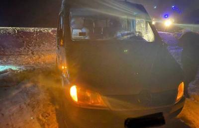 ДТП в Кировском районе: микроавтобус съехал в кювет и опрокинулся