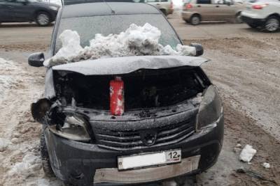 На улице Йошкар-Олы загорелся автомобиль