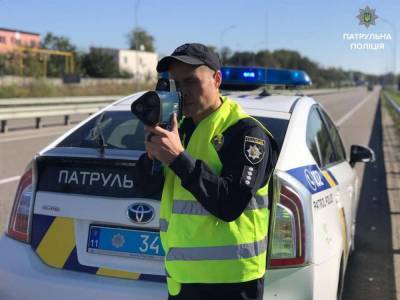 Львовский апелляционный суд запретил патрульным полицейским использовать радар TruCAM в руках