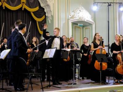 Хэллоуин, дворцы и птицы: петербуржцев приглашают на цикл концертов «Симфонические открытки»