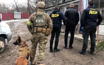 На Буковине задержали членов группировки за продажу оружия и наркотиков