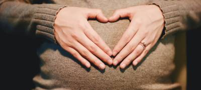 Беременным женщинам предлагают платить, чтобы удержать их от абортов