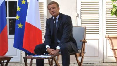 "Пластиковые" волосы Макрона отвлекли французов от важного заявления президента