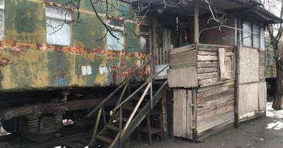 26 лет в ржавых вагонах: в Одесской области семьи с детьми живут в необычном поселении