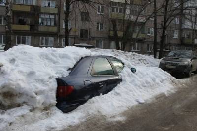 В Ярославле со дворов начали вывозить «автомобили-подснежники»
