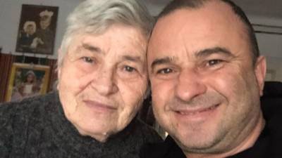 Не хочет брать деньги и откладывает на похороны: Виктор Павлик рассказал, как живет его 81-летня