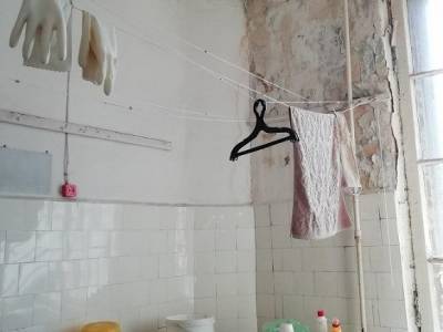 «Инопланетян боялась»: Жительница Щелково разобрала стены в своей квартире, дому грозит обрушение