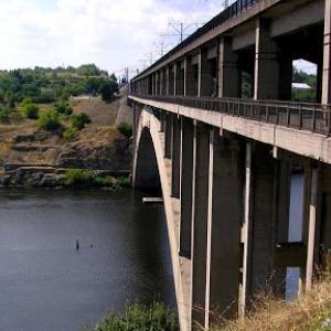 В Запорожье на мосту Преображенского сломалась фура: движение затруднено