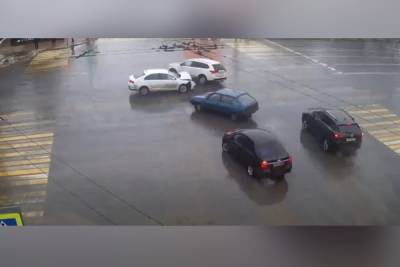 Видео: в центре Рязани столкнулись две иномарки