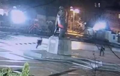 Памятник Бандере: опубликовано видео вандализма