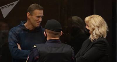 "Приведите его в чувство!" Судья по делу Навального объявила перерыв