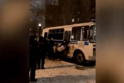 В России арестованные протестующие сами толкали полицейский автозак. Видео