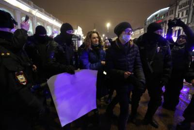 Число дел по незаконным акциям в Петербурге приблизилось к полутора тысячам