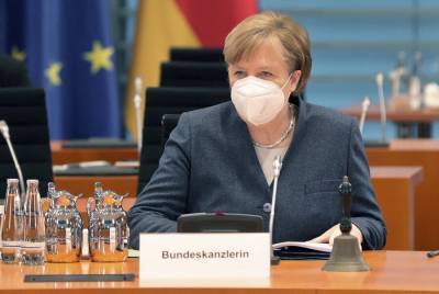 Меркель заявила о необоснованности высылки из РФ европейских дипломатов