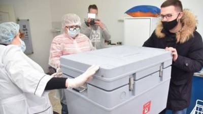 С физическим принуждением и угрозами: россияне начали тестирование вакцины от COVID на Донбассе
