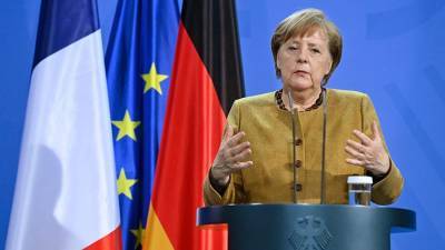 Меркель назвала необоснованным решение России о высылке дипломатов