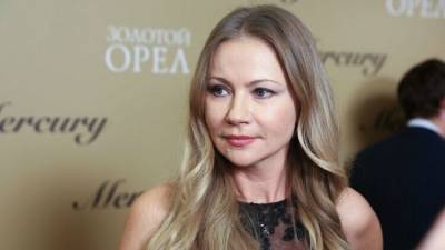 Актриса Мария Миронова улетела в отпуск с сыном, которого родила в 46 лет