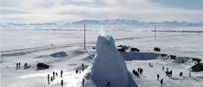 В степи Казахстана вырос 14-метровый ледяной «вулкан»