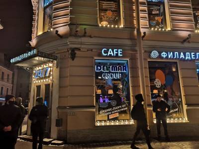 В петербургском кафе отрицают, что выгоняли участников протестной акции в руки силовиков