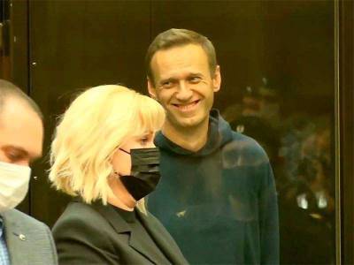 Навальный на суде в Москве назвал внука ветерана ВОВ “проституткой и торговцем дедом”